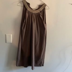 Sleeveless dress with fancy collar